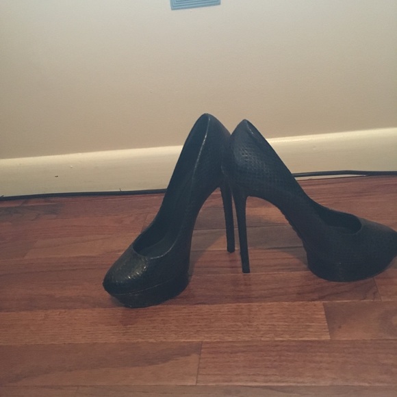 B Brian Atwood Ferguson Iridescent Platform Pump - Picture 6 of 7